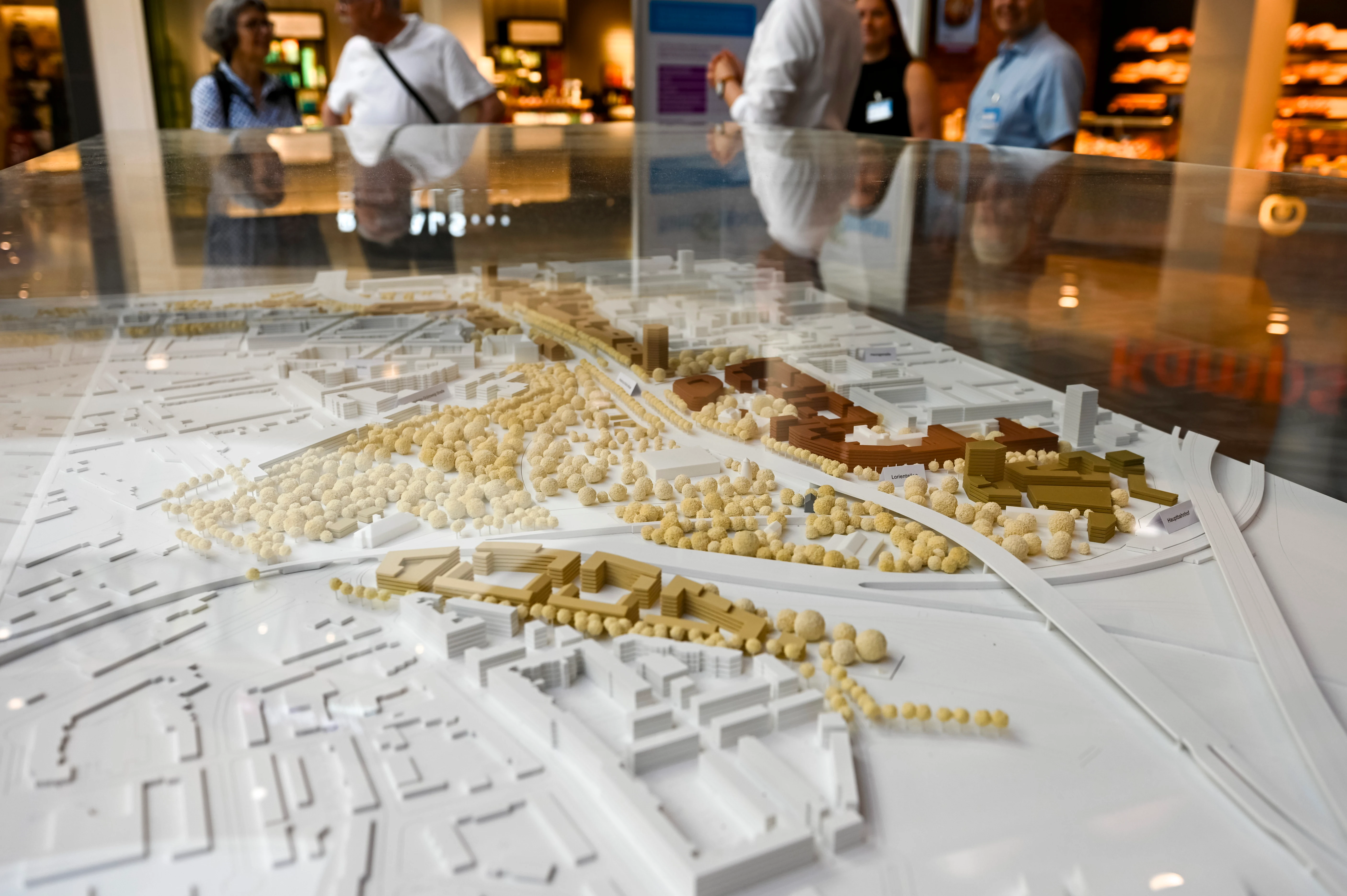 Städtebaumodell der Zukunftsquartiere in einer Ausstellungsvitrine beim Info-Markt